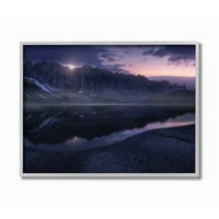 Epska uokvirena fotografija na zidu Stupell Industries, sumračne planine i ljubičasto jezero, djela Enrica Fossatija